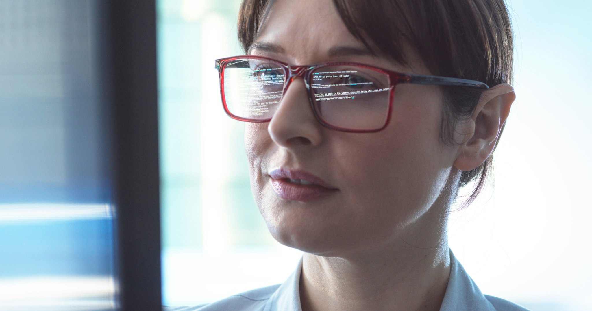 Female legal professional looking at an AI prompt on a computer screen